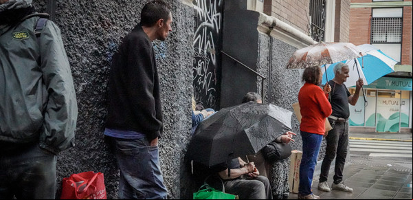 Nuevos pobres: tienen trabajo, jubilación o hacen changas, pero no les alcanza para comer