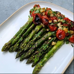Espárragos con tomate