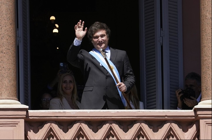 Javier Milei, el domingo 10, cuando asumió. Saludo en el balcón de la Casa Rosada, con su hermana Karina atrás. Foto: Fernando de la Orden