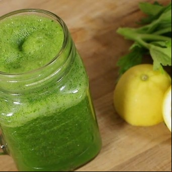 Qué beneficios tiene el batido de espinaca con limón y cuál es la mejor hora para tomarlo