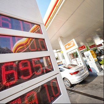 Más barata que en Uruguay y Brasil, pero por encima de otros países: con el nuevo aumento, cómo queda el precio de la nafta en Argentina comparado con la región