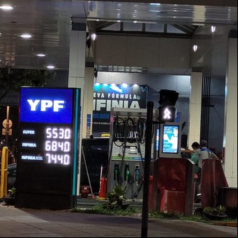 YPF también aumentó las naftas, pero la diferencia de precios entre marcas puede llegar a 25%: dónde cargar más barato
