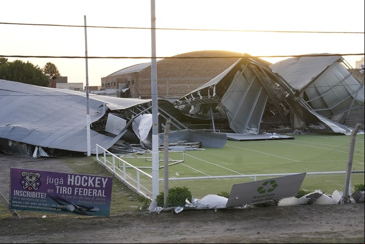 Destrozos en cancha Hockey del Club Tiro Federal por el temporal. Foto Fernando de la Orden / Enviado Especial