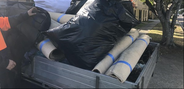 Trabajaba, encontró miles de dólares en un mueble y lo recompensaron por su gesto: "No lo podía creer"