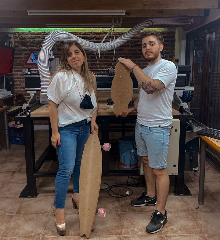 Gianluca con su madre en el taller. Foto: @longgies.arg, Instagram.