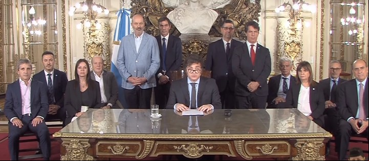 Milei habla en cadena nacional, rodeado de ministros.