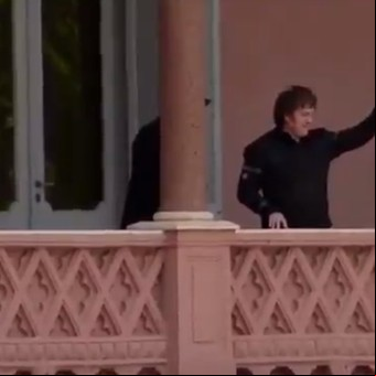 DNU de Javier Milei y sus medidas, EN VIVO: un día después del decreto, el Presidente salió al balcón de la Casa Rosada y saludó en Plaza de Mayo