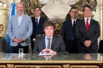 Decreto 70 y Ley Ómnibus: Mileísmo, ¿la otra cara del kirchnerismo?