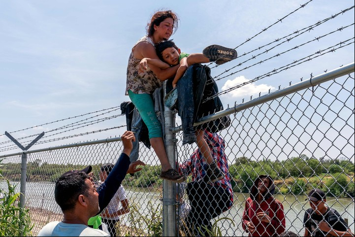 La ola de migrantes que cruzan la frontera desde México a Estados Unidos no cesa. Foto: AFP