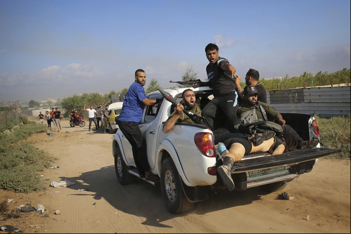 Un video grabado el 7 de octubre muestra a Louk tumbada boca abajo en la parte trasera de un vehículo lleno de hombres armados. Foto: AP