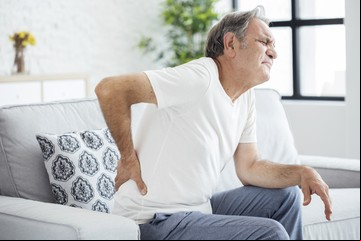 Dolor de espalda: 3 ejercicios de un kinesiólogo para darle movilidad a la columna