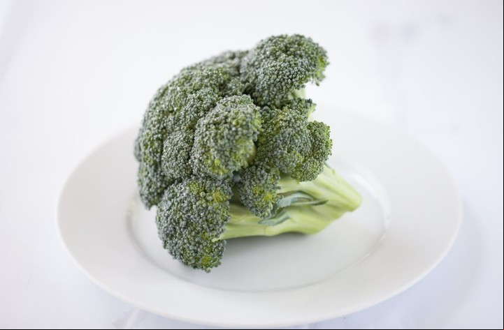 El consumo de brócoli reduce la inflamación y controla la azúcar en sangre. 