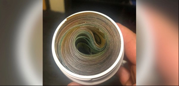 Encontró miles de dólares mientras trabajaba, los devolvió y le dieron una recompensa: "No lo podía creer"