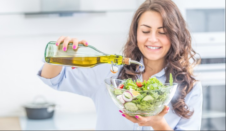 La dieta mediterránea, usa mucho el aceite de oliva y los productos naturales de estación./ Shutterstock.