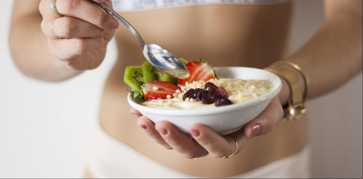 Una dieta equilibrada debe incluir alimentos bajos en calorías, pero nutritivos. También hay que realizar actividad física. Foto: Clarín.