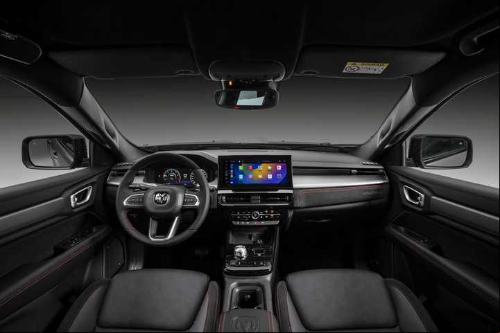 Interior de buena calidad pero que puede mejorar algunas terminaciones. La pantalla de 12,3” de la consola central ofrece gran imagen y se complementa bien con comandos físicos.