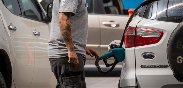 Por primera vez en 5 años, bajan los combustibles: YPF y Shell recortan 1% el precio de la nafta y 2% el gasoil a partir de mañana