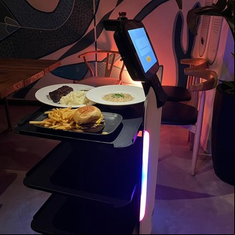 Cómo es Caio, el primer mozo robot que atiende en un restorán de Punta del Este
