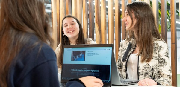 Aprende programación: dónde inscribirse en los cursos de verano gratuitos para chicas adolescentes