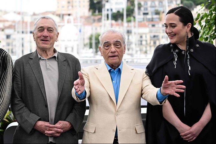 Con Robert de Niro y Martin Scorsese, en la presentació a la prensa de "Los asesinos de la luna", en Cannes. Foto AFP