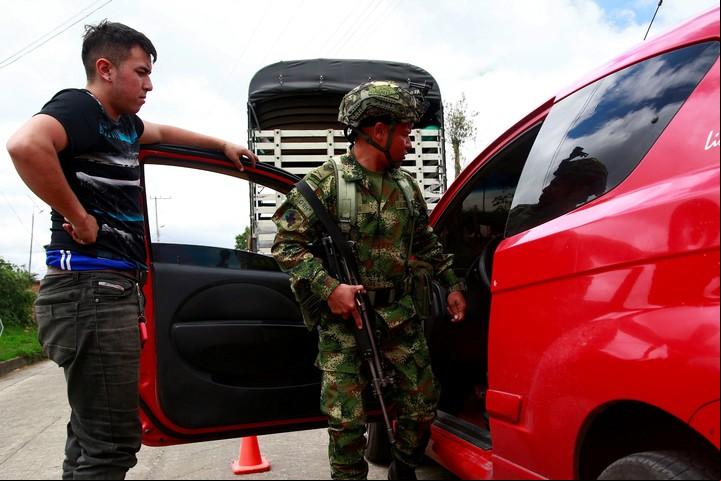 Vigilancia. Los controles en la calle fueron en aumento en Ecuador (Reuters).