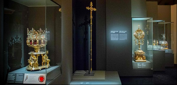 Notre Dame en el Louvre de París: Reliquias de la  fe y el poder