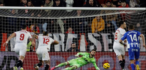 El penal "no look" de Lucas Ocampos no alcanzó para un Sevilla que puede caer en zona de descenso