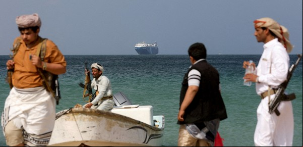 Un misil impacta contra un barco de propiedad estadounidense frente a Yemen