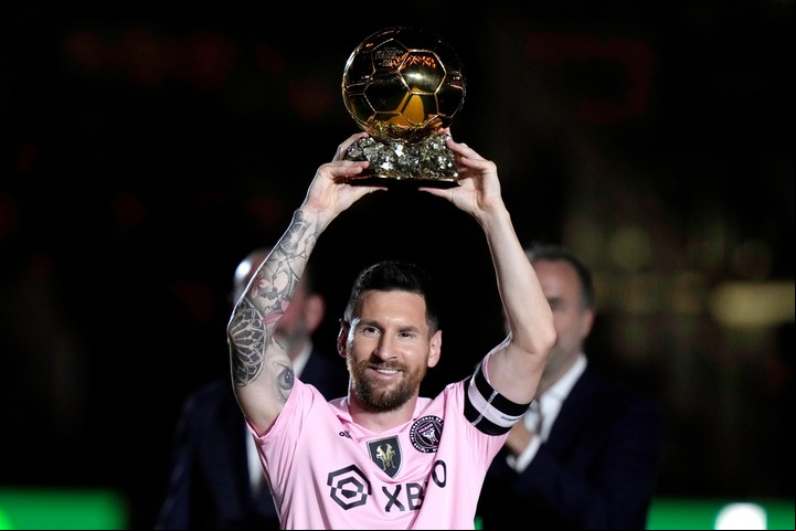 Messi llevó el Balón de Oro a Miamia.
Foto: AP