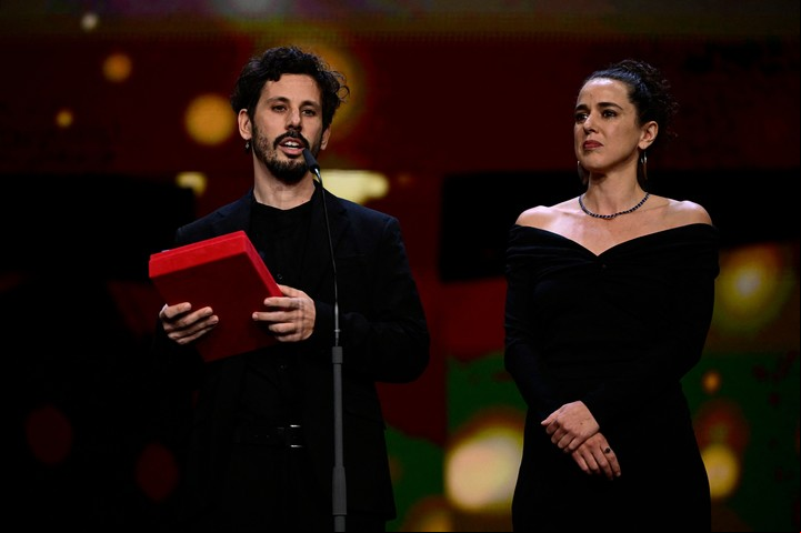Leandro Koch (izq.) y Paloma Schachmann reciben el "GWFF Best First Feature Award" por la película "Adentro mío estoy bailando" (The Klezmer Project) durante la ceremonia de entrega de premios del 73º Festival Internacional de Cine de la Berlinale en Berlín, el 25 de febrero de 2023. (Foto de John MACDOUGALL / AFP)
