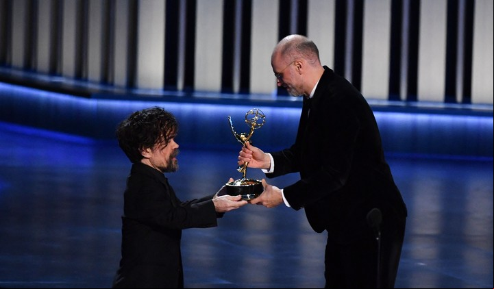 El actor Peter Dinklage en el escenario de la 75a edición de los Premios Emmy. Leo dice de él: "Se ve a sí mismo como un actor con centímetros menos, no como un enano". AFP