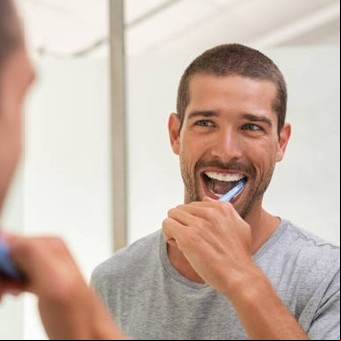 Qué pasa si no me cepillo los dientes antes de dormir
