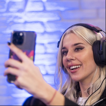 Cómo es el "Gran hermano" del streaming: quiénes conducen y qué muestran los espacios diarios que siguen el reality desde la web