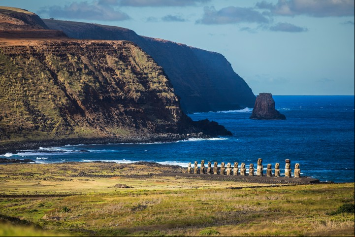 Luego de ser derribado y más tarde destruido por un tsunami, el ahu Tongariki fue reconstruido. Foto Shutterstock.