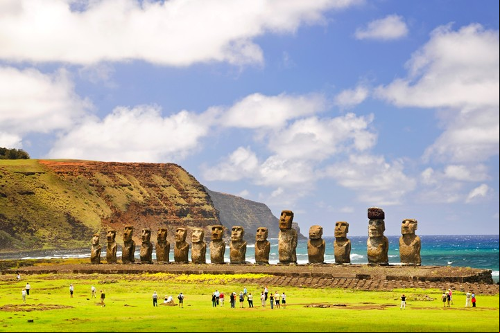 El ahu Tongariki, con 15 moai, es el mayor de los centros ceremoniales. Foto Shutterstock