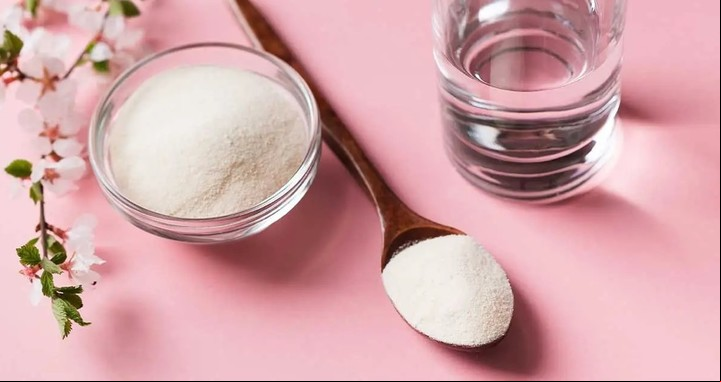 El colágeno es una proteína que ayuda al fortalecimiento de las uñas.