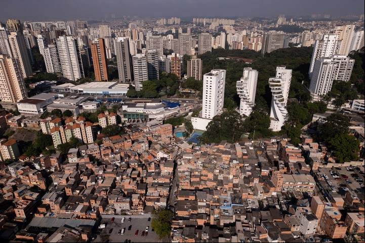 Favelas. Fotografía tomada con un dron que muestra la favela Paraisópolis frente a una zona de edificios de lujo al sur São Paulo (EFE)