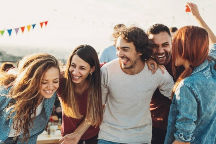 La vida social y los amigos activan las hormonas de la felicidad. Alegría.