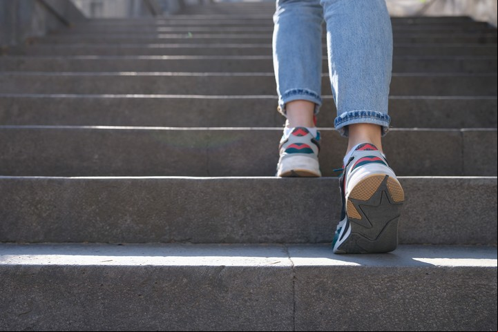 Subir escaleras es la forma más fácil de intercalar ejercicios con la rutina diaria. Foto Shutterstock.