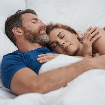 Por qué las mujeres duermen menos que los hombres y cómo mejorar el descanso
