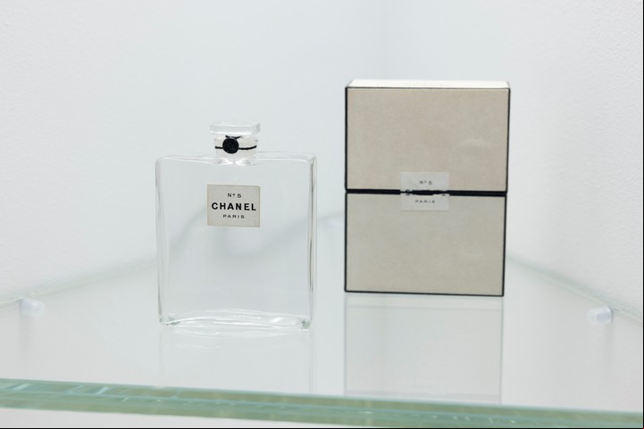 El perfume Chanel N°5 fue creado en 1921 por el perfumista Ernest Beaux. Foto: Gentileza Prensa del museo Victoria & Albert Londres.