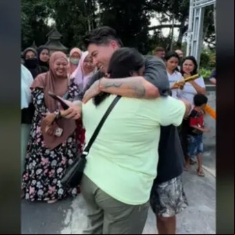 Una vendedora ambulante le dio de comer gratis y el hombre le regaló una casa