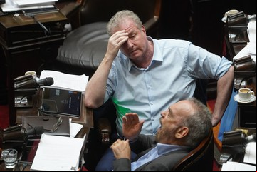 El debate paralelo en redes de la Ley Ómnibus: chicanas, el diputado que no entra en la banca y el que se quiere ir a tomar una cerveza