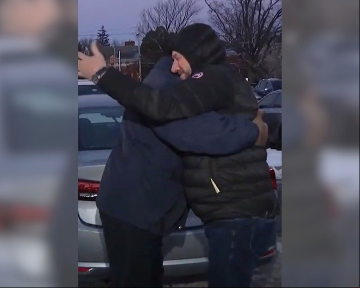Abrazo. Basile se vio con Murray y le agradeció por su buen gesto. Foto: captura/WTXF-TV.