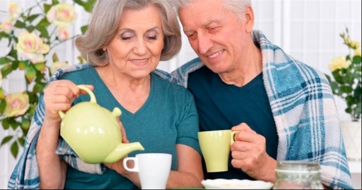 Beber una infusión de lavanda para reducir el estrés.