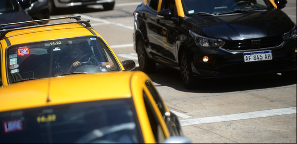 Vuelven a aumentar los taxis: el nuevo valor de la bajada de bandera y cuánto cuestan 4 viajes típicos