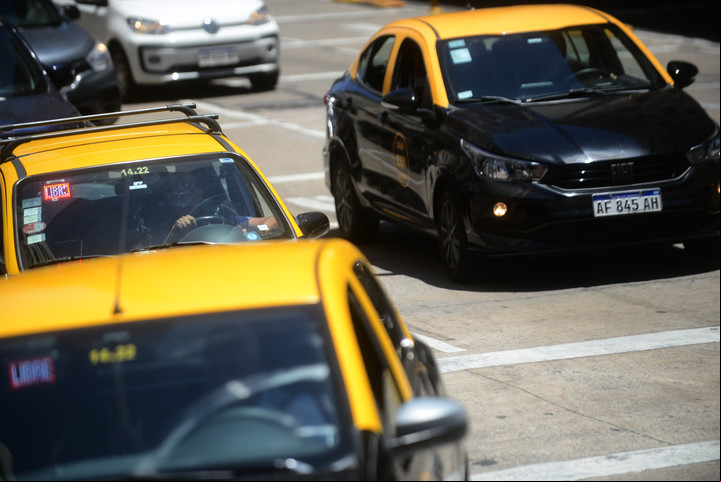 Este jueves aumenta el costo de los taxis porteños. Foto: Luciano Thieberger.