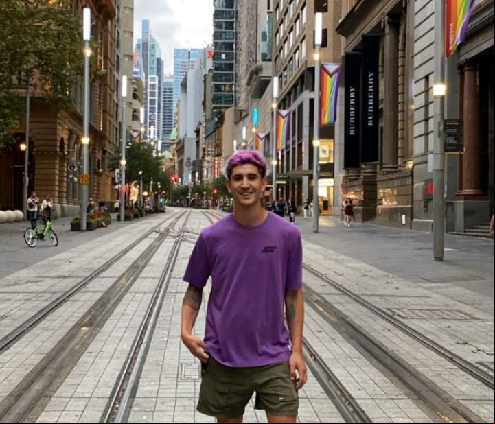 Francisco en las calles de Sydney, Australia. Foto: @picomori, Instagram.
