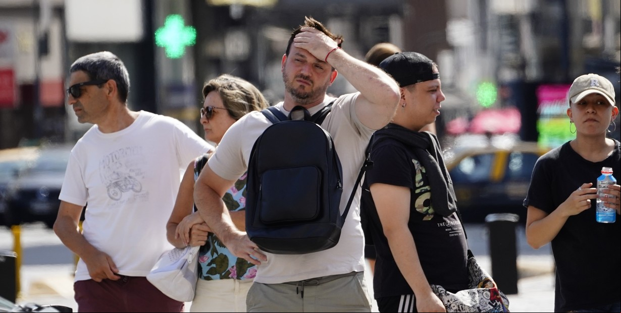 El informe anual del Servicio Meteorológico reportó el calor récord, pero eliminó el cambio climático 