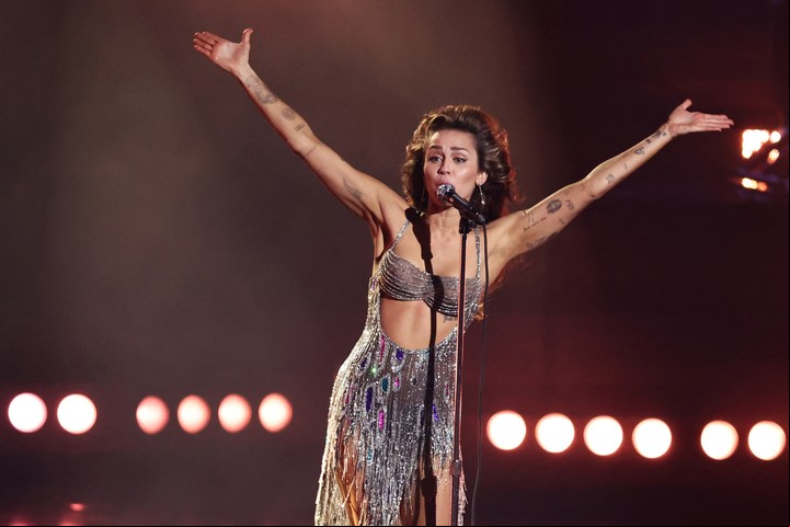 Miley Cyrus en vivo en los Grammy 2024. Foto: Reuters